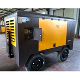How often should the oil in a mobile screw compressor be changed?